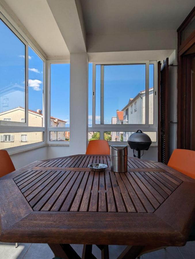Krk Island Dream: Harbor Walk And Panoramic Views Appartamento